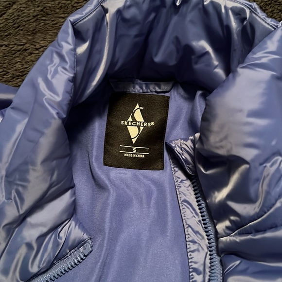 Chic & Bold: Trendsetting Puffer Jacket in a Unique Hue - Picture 5 of 9